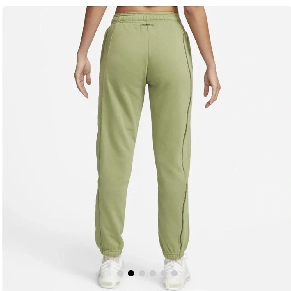 Nike Air Women's Mid-Rise Fleece Joggers size M green preloved no flaws.